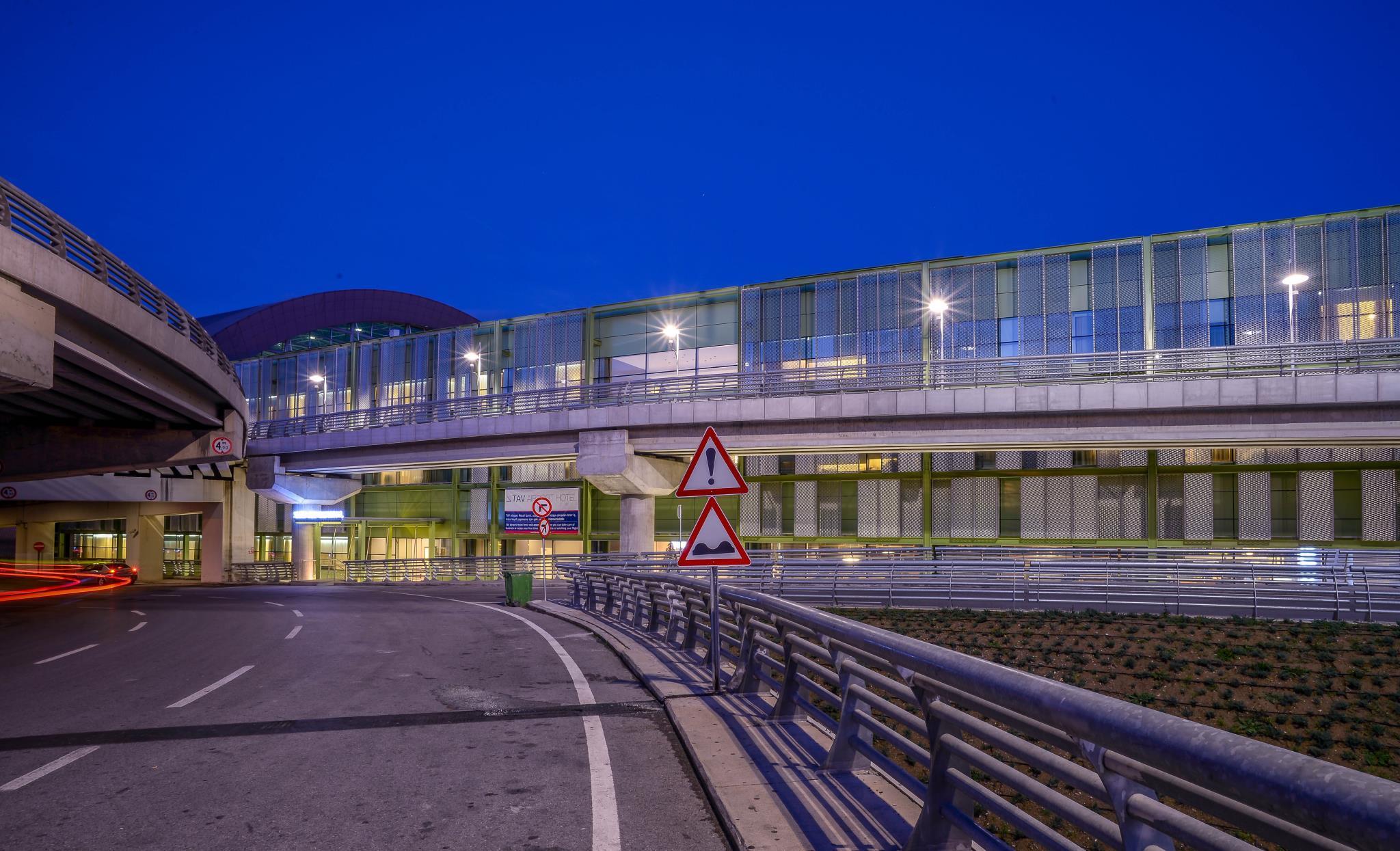 Tav Airport Hotel İzmir Exterior photo