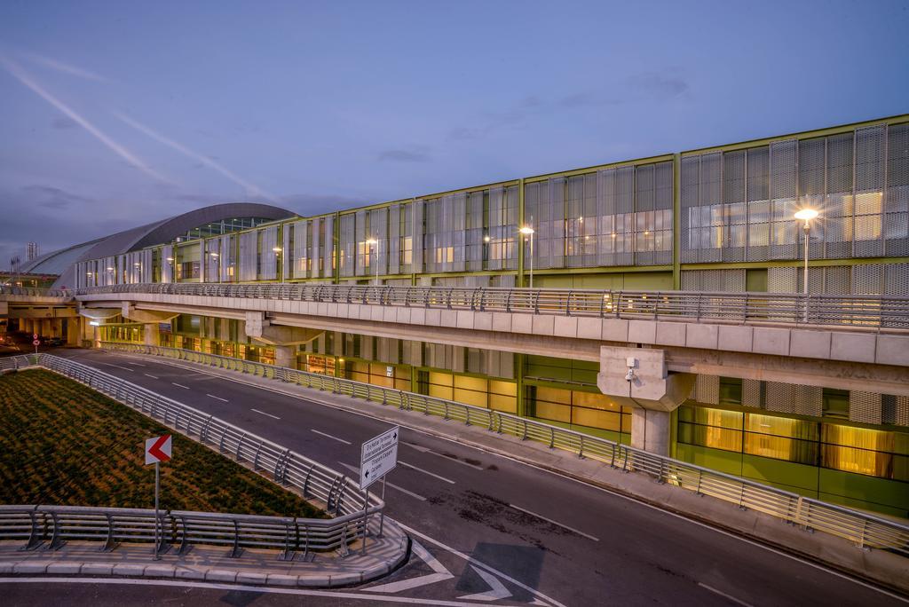 Tav Airport Hotel İzmir Exterior photo