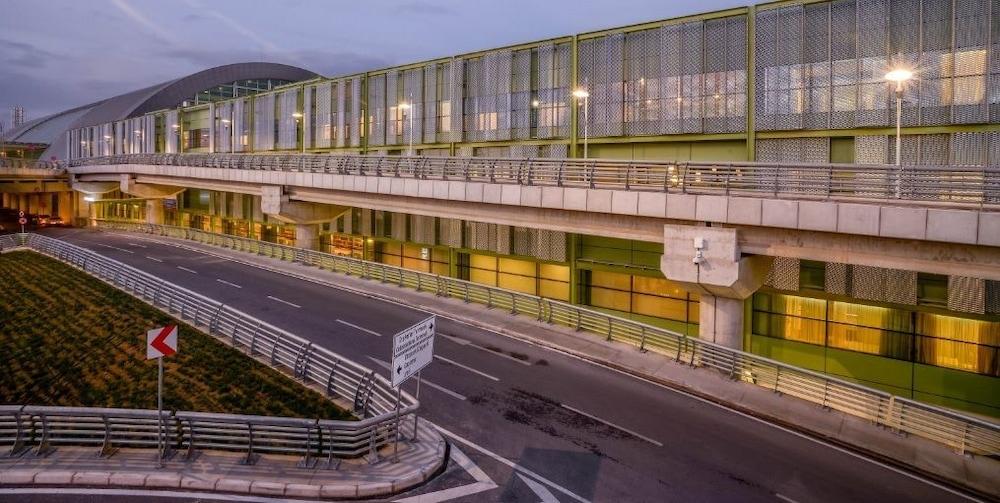 Tav Airport Hotel İzmir Exterior photo