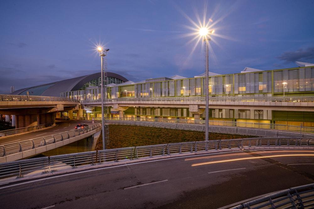 Tav Airport Hotel İzmir Exterior photo
